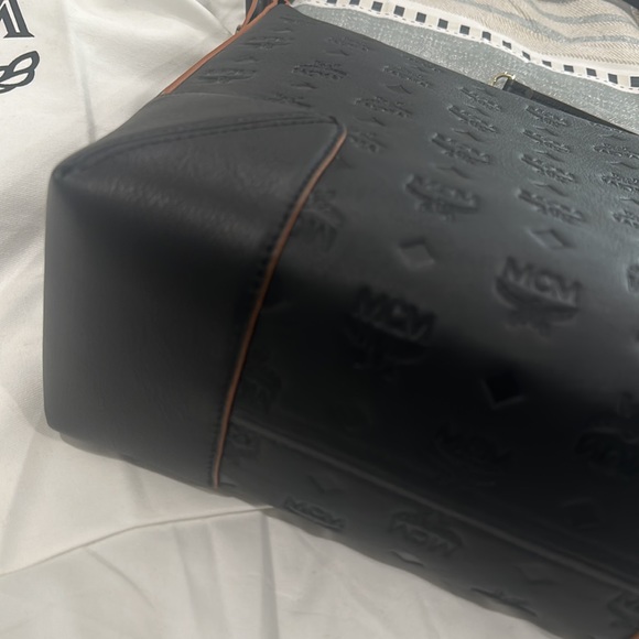 MCM Aren Hobo in Embossed Monogram Leather - Picture 4 of 8